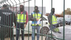 Una ma�ana de registros. Desde primera hora, la Polic�a Local, Polic�a Nacional y Aduanas inspeccionaron un concesionario de la avenida de Montecelo dedicado a la compraventa de coches de alta gama. Era la segunda vez que se registraba estas instalaciones por un supuesto macrofraude en la compra venta de veh�culos.