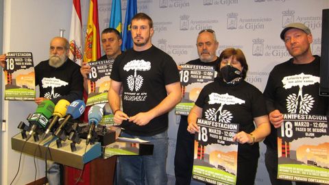 Adri�n Arias, en el centro, rodeado de miembros de la Plataforma Anticontaminaci�n, en el Ayuntamiento de Gij�n