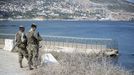 Dos militares espa�oles vigilan la frontera con Marruecos dentro del operativo tras la pasada crisis por la entrada de 80.000 inmigrantes a Ceuta.