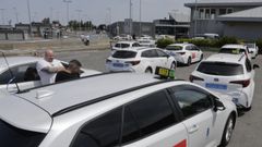 Taxis de A Coru�a esperando en el aeropuerto de Alvedro durante el cierre de Lavacolla