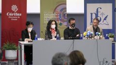 La directora de C�ritas Diocesanas de Oviedo, Aurora Garc�a (2i), el decano de la facultad Padre Oss�, Jos� Antonio Prieto (2d), el representante de FOESSA, Thomas Ubrich (d), y Pilar Cano (i), responsable del Servicio de An�lisis y Estudios de C�ritas Diocesanas de Oviedo, presentan este lunes en Oviedo un informe sobre la crisis provocada por la pandemia del coronavirus.