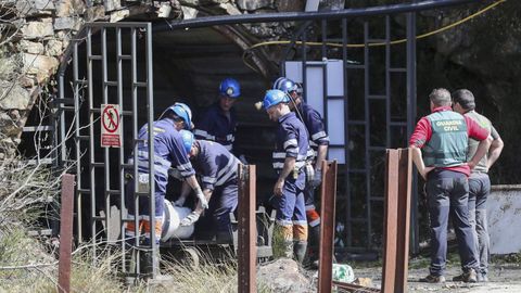 Investigadores y miembros de la brigada de salvamento minero este martes en el exterior de la mina de Cerredo