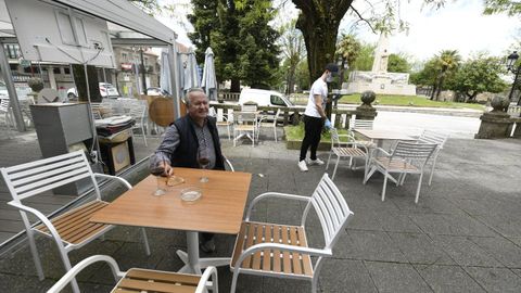 Un cliente en una terraza de Laln