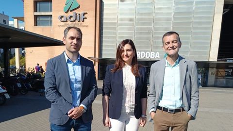 El coordinador de IU Andaluca, Toni Valero, la hija de Juio Anguita, Ana, y Antonio Mallo, ante la estacin de Crdoba que llevar el nombre del histrico dirigente comunista.