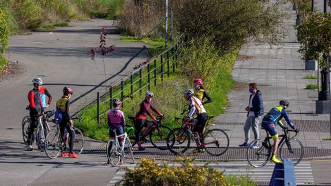 Un grupo de ciclista en una de las sendas de los alrededores de Oviedo