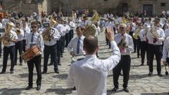 Las dos bandas, la de Santiago y Padr�n, cerraron el acto interpretando conjuntamente el himno gallego