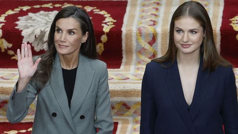 La reina Letizia y la princesa Leonor reciben en audiencia a los galardonados con los �Premios Princesa de Asturias 2025�, acompa�ados por los presidentes de los jurados y los miembros de los Patronatos de la Fundaci�n Princesa de Asturias. este viernes en la capital asturiana, horas antes de la ceremonia de entrega de los Galardones