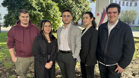 En la imagen, estudiantes que participan en la organizacin de la jornada