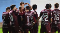 La plantilla celebrando un gol en Avil�s