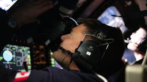 Hansen toma im�genes con una de las c�maras Nikon que llevaron a bordo