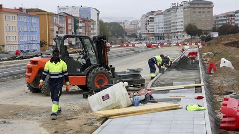 Operarios componiendo una de las aceras en O Bertn el pasado viernes.