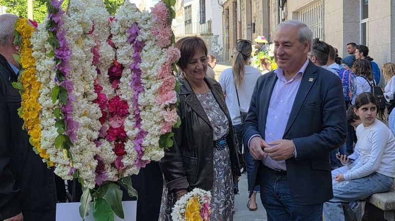 O  alcalde Jos� Tom� e a primeira tenente de alcalde Gloria Prada, na festa dos Maios