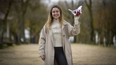 La fisioterapeuta y sex�loga Malena Rodr�guez, con una pelvis, en la Alameda de Pontevedra 