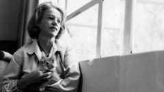 Elena Garro, posando con su gato, retratada por Kati Horna.