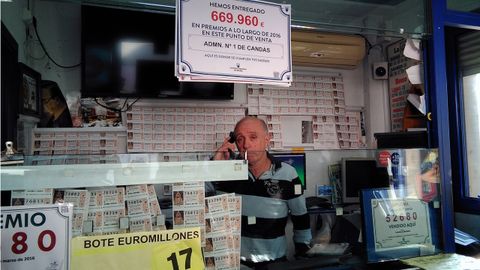 El lotero de Cand�s, Helio Garc�a, reparti� 34 millones de euros con la loter�a de Navidad.El lotero de Cand�s, Helio Garc�a, reparti� 34 millones de euros con la loter�a de Navidad