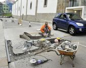 Los trabajos para ampliar las rampas de entrada y salida del bad�n se iniciaron ayer. 