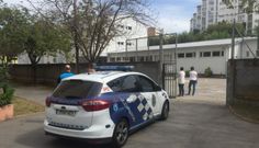 La Polica, este medioda a las puertas del colegio Ramn de la Sagra de A Corua