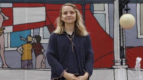 Isabel Greenberg, posando ante un Kiosko Alfonso engalanado para el sal�n del c�mic coru��s