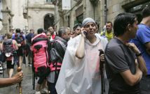 La llegada de peregrinos fue masiva ayer, con largas colas por la maana para obtener la compostela. 