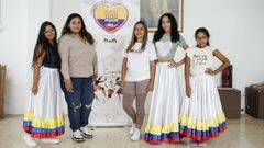 La presidenta de Colombia Unida, Dayana Rolong, en medio de otras voluntarias. 