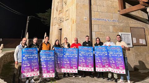 Asociacin San Cristovo y representantes de Concello de Vimianzo, con el cartel