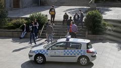 Participantes en las pruebas aguardan en la plaza de Espa�a el inicio del examen te�rico