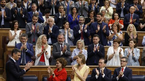 Pedro Sánchez, aplaudido por la bancada socialista tras su intervención