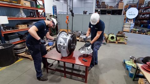 En la firma Turbo 10 trabajan en la actualidad una quincena de personas. Especialistas en turbos desde el ao 1975, sus instalaciones estn situadas en la terminal de Bouzas. Adems de para el sector de automviles y barcos, tambin trabajan para ferrocarriles.