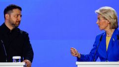 El presidente ucraniano, Volod�mir Zelenski, junto a la presidenta de la Comisi�n Europea, Ursula von der Leyen