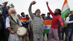 Un grupo de hombres espera la liberaci�n del piloto indio capturado por Pakist�n