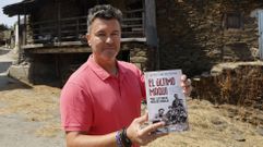 Juan Carlos Alonso, cunha copia do libro sobre Mario de Langullo.
