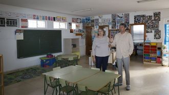 El alcalde de Taboadela �lvaro Vila y la concelleira de Educaci�n, Aidita Menor, en el interior de la escuela infantil.