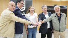 La nadadora internacional Daniela Su�rez, acompa�ada del alcalde de Pontevedra, Miguel Anxo Fern�ndez Lores; el presidente de la Federaci�n Nacional de Nataci�n, Fernando Carpena, su hom�logo en la gallega, Juan Carlos Bri�n, y Ram�n Pereiro, en representaci�n de la Xunta