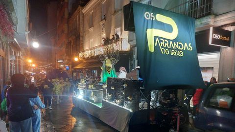Ritmo y calor para desafiar a la lluvia en el desfile de entroido de O Carballi�o