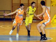 Emilio Oubi�a, con el bal�n, en el duelo del Establecimientos Otero contra el Arteixo.