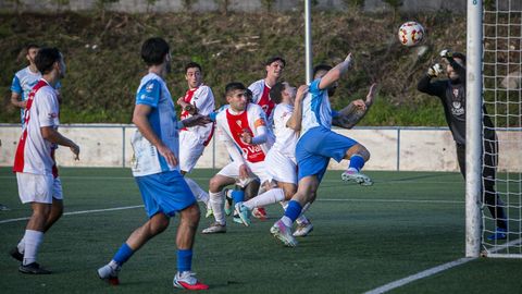 El portero de O Val de Nar�n saca de pu�os un lanzamiento del Cidade de Ribeira en el partido disputado en A Fieiteira.