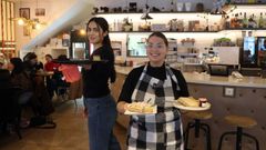 Esther Landaeta y Angelina Maciel, empleadas en el sector hostelero en Ribeira