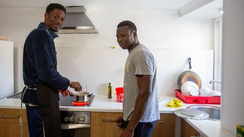 Sega y Yaya, preparando la cena en la que casa en la que viven en Bueu junto a Facana y Yate