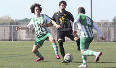 Bambam y Manjar�n presionan a un jugador del Arz�a. 