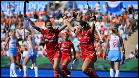Las RedSticks, seleccin femenina de hockey hierba, celebra un gol ante Pases Bajos en semifinales de Eurohockey.
