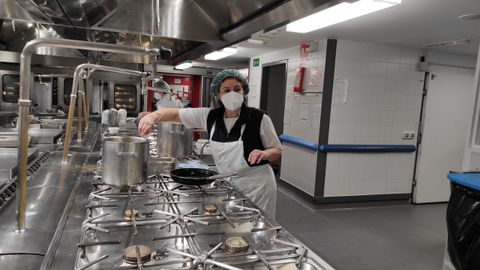 Isabel Cui�a Cabana. Cocinera. Cree que la gente �est� m�s concienciada� y valora tener �menos miedo� por la experiencia, junto al descenso de contagios y bajas entre el personal.