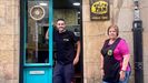 Javi Fernndez y Susi Alonso en la puerta del Entre Pan, un local con 35 aos de historia.