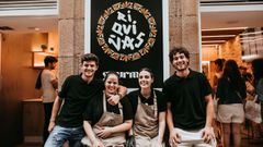 Las filloas de Riqui�as desembarcaron en Santiago el mes pasado. Al frente del negocio est�n V�ctor G�mez (en la foto, a la izquierda) y Rub�n Fraga (derecha), respaldados por dos empleadas en el arranque de la marca, Katia Baluja y Elisa Romero. Elaboran una media de 160 unidades saladas y 145 dulces al d�a, aunque llegaron a superar las 450 en las fiestas.  