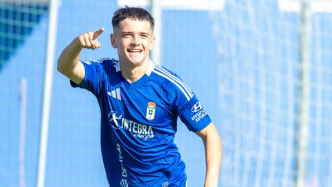 Diego Menndez celebra su gol al Caudal