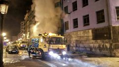 Actuaci�n de los bomberos en el incendio del bazar chino de Sotrondio