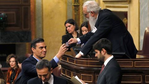 El presidente del Gobierno en funciones, Pedro S�nchez, entrega su voto para la Presidencia del Congreso al presidente de la Mesa de edad, el diputado Agust�n Zamarr�n.