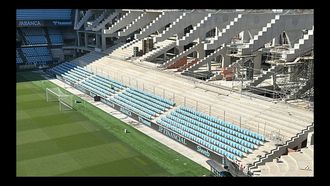 Butacas colocadas en las primeras filas de la grada de Gol del estadio de Bala�dos.