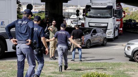 La polic�a controlando la protesta de los camioneros en N�poles