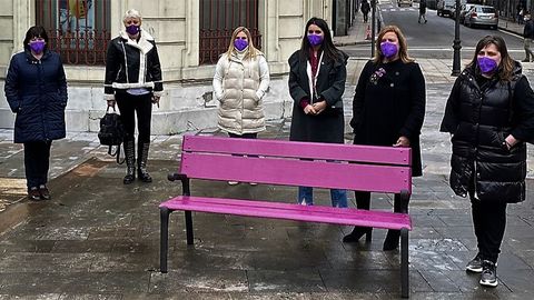 Concejalas de Langreo ante uno de los bancos pintados de morado para conmemorar el 8M