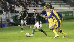 Fornos en una pugna en el partido entre Racing y Alcorc�n disputado en A Malata.